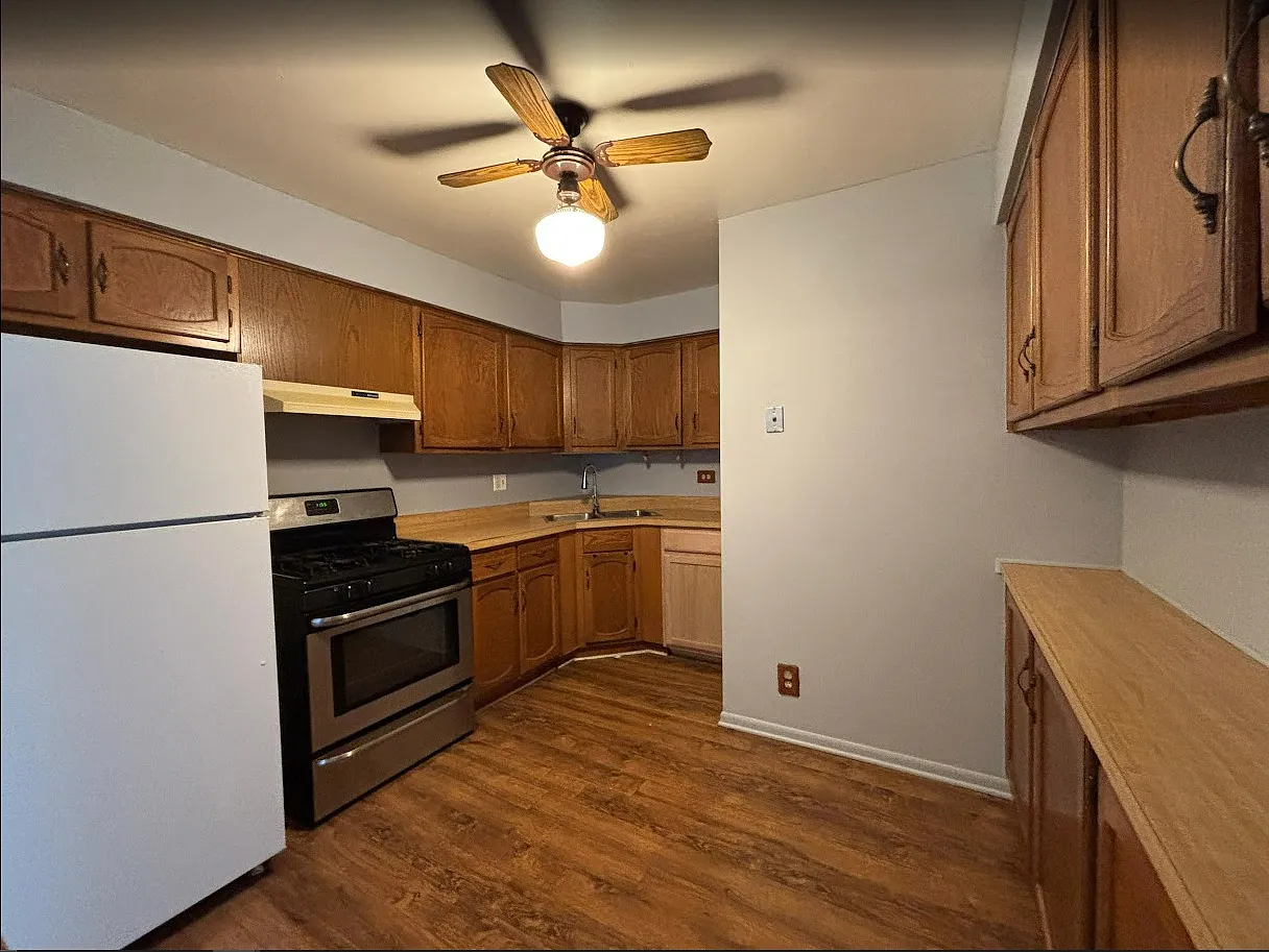 2 bed, 1.5 bath, 900 sqft, $2,400 — Photo 3