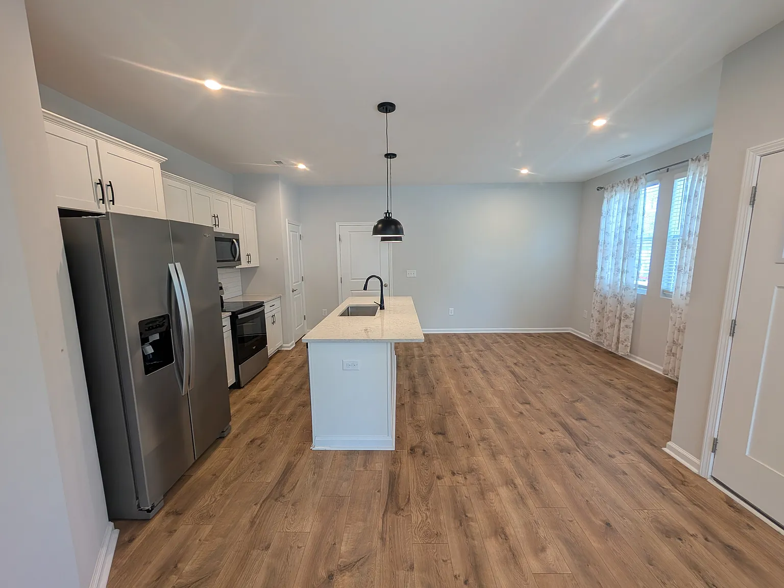 3 bed, 1820 sqft, $1,949 — Photo 4