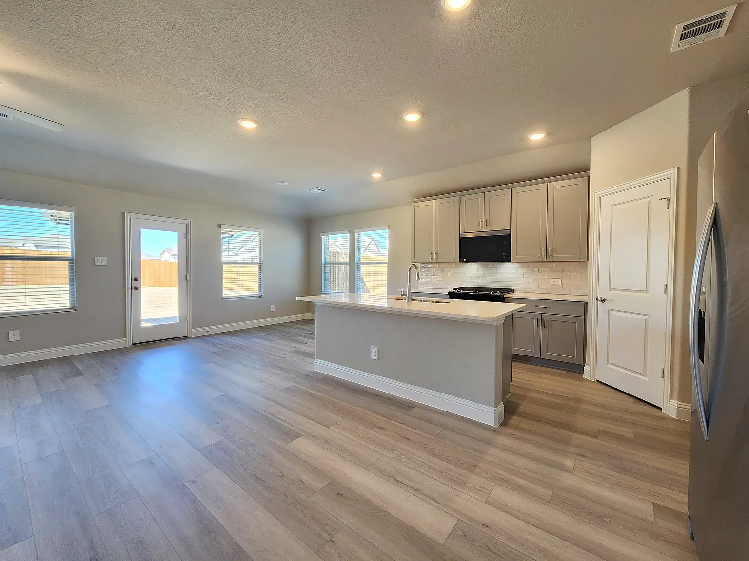 4 bed, 2270 sqft, $1,995 — Photo 3