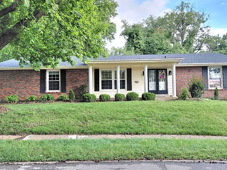 874 Hollyridge Dr — Photo 1