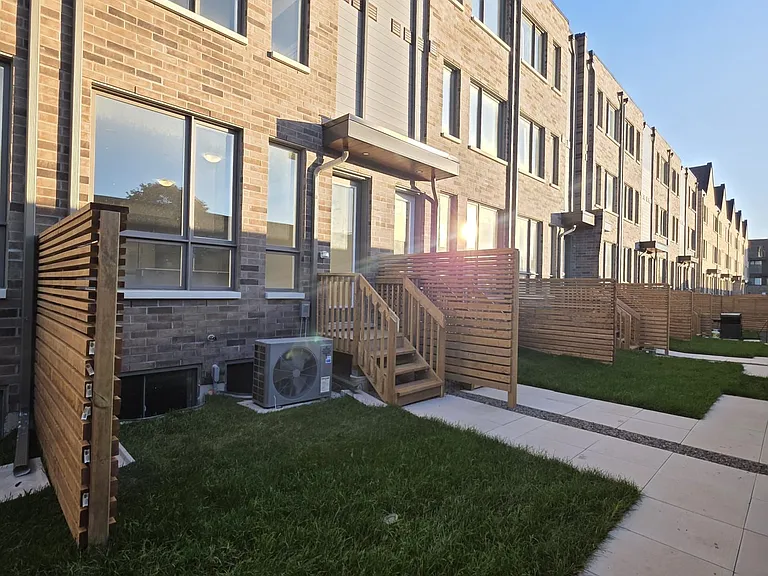 28 Green Gardens Blvd — Photo 23