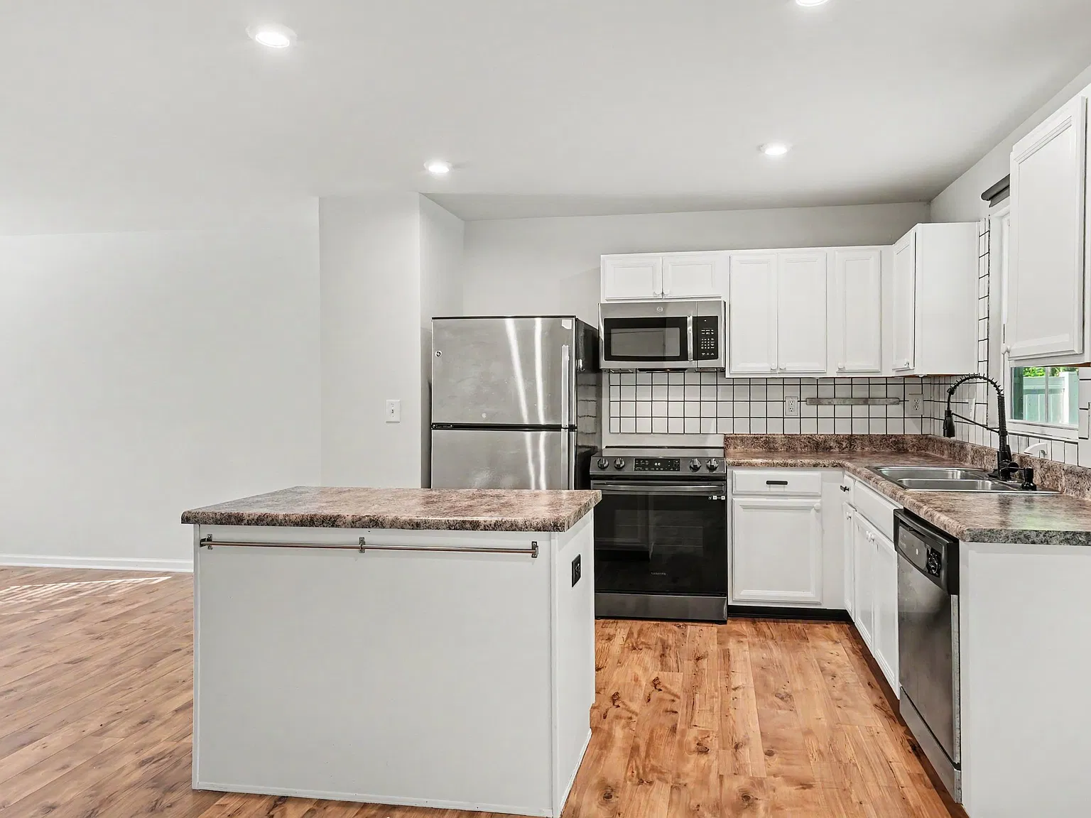 3 bed, 1.5 bath, 1327 sqft, $2,000 — Photo 4