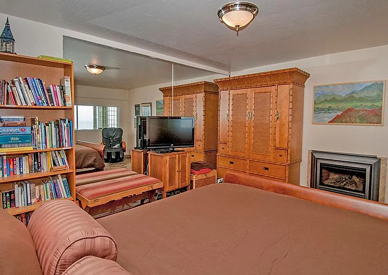 Fireplace bedroom, electric massage chair, ocean view
