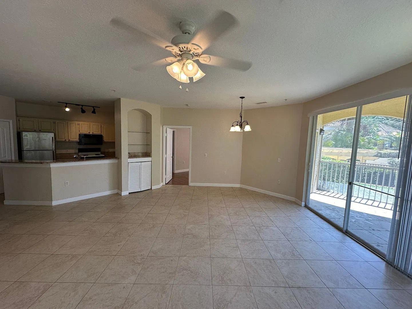 2 bed 2 bath Condo in the heart of Maitland — Photo 3