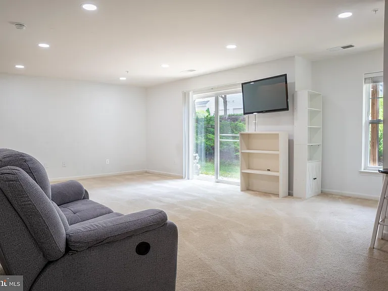 42243 Canary Grass Sq — Photo 67