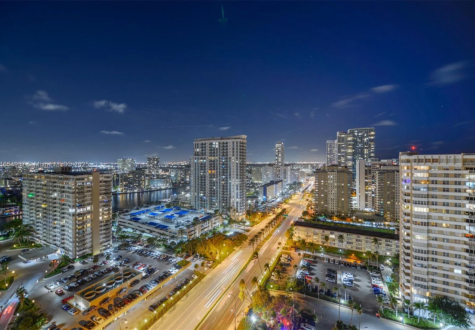 Hemispheres Condo — Photo 1