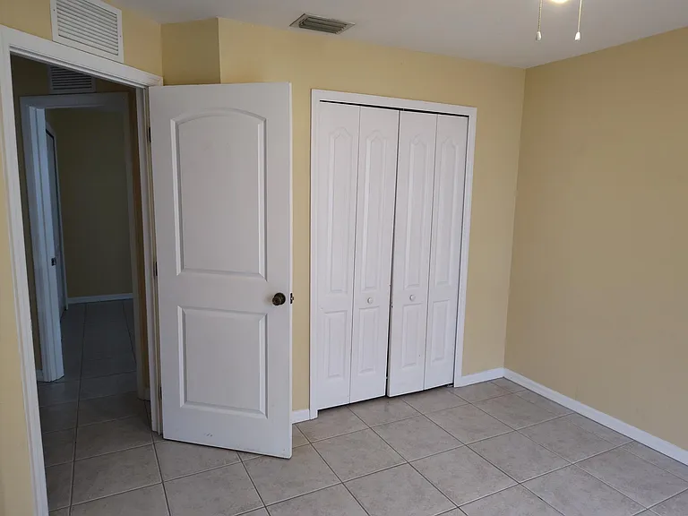 1109 NE 2nd Pl — Photo 11