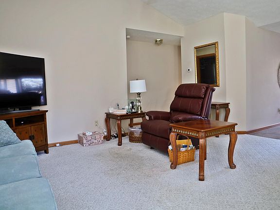 4th image of 429 Woodside Pl