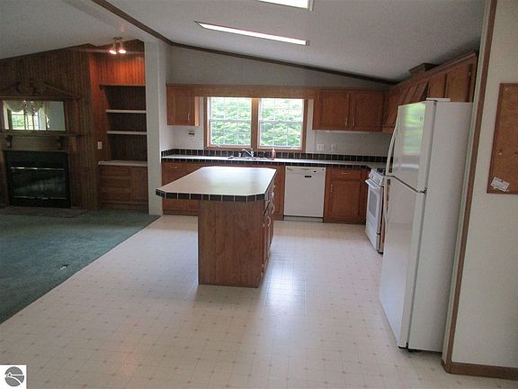 3rd image of 652 Denton Ave