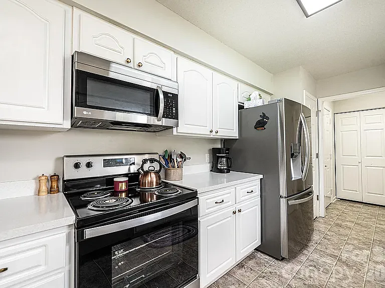 3 bed, 1362 sqft, $1,900 — Photo 3