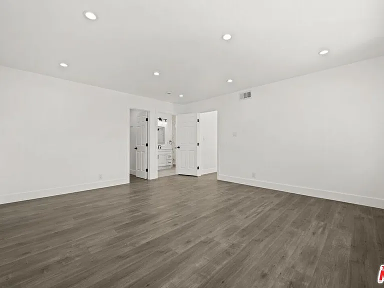 6257 Lindley Ave — Photo 7