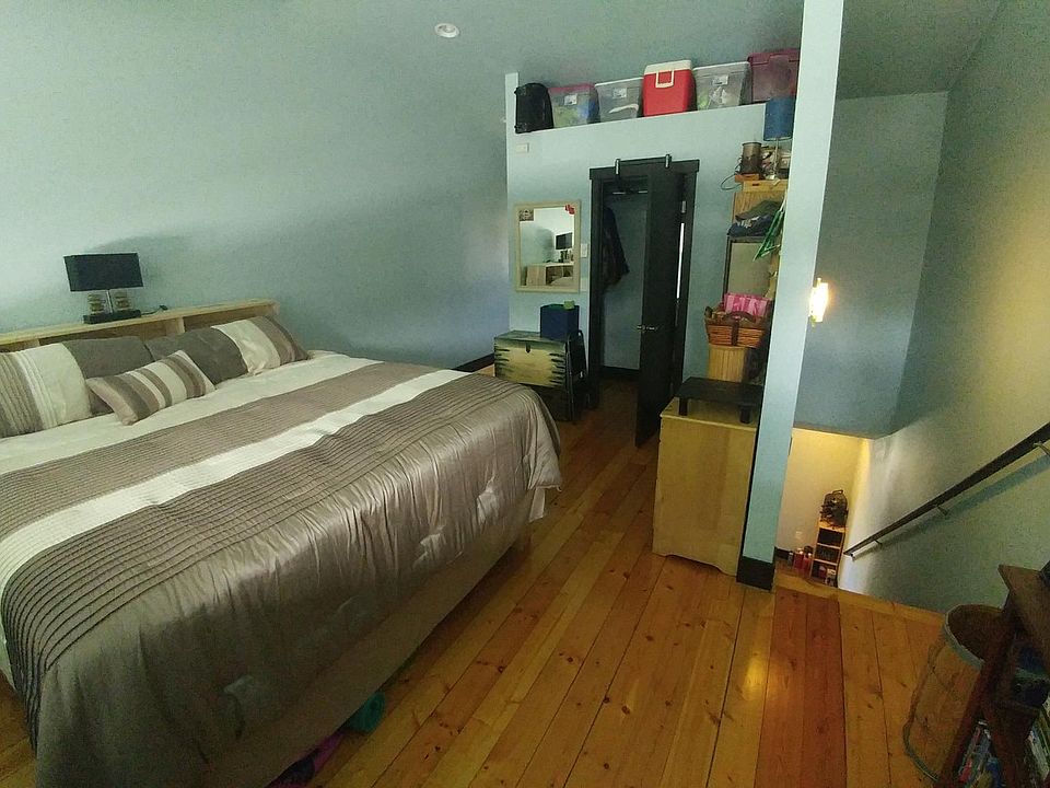 bedroom (king bed for size)