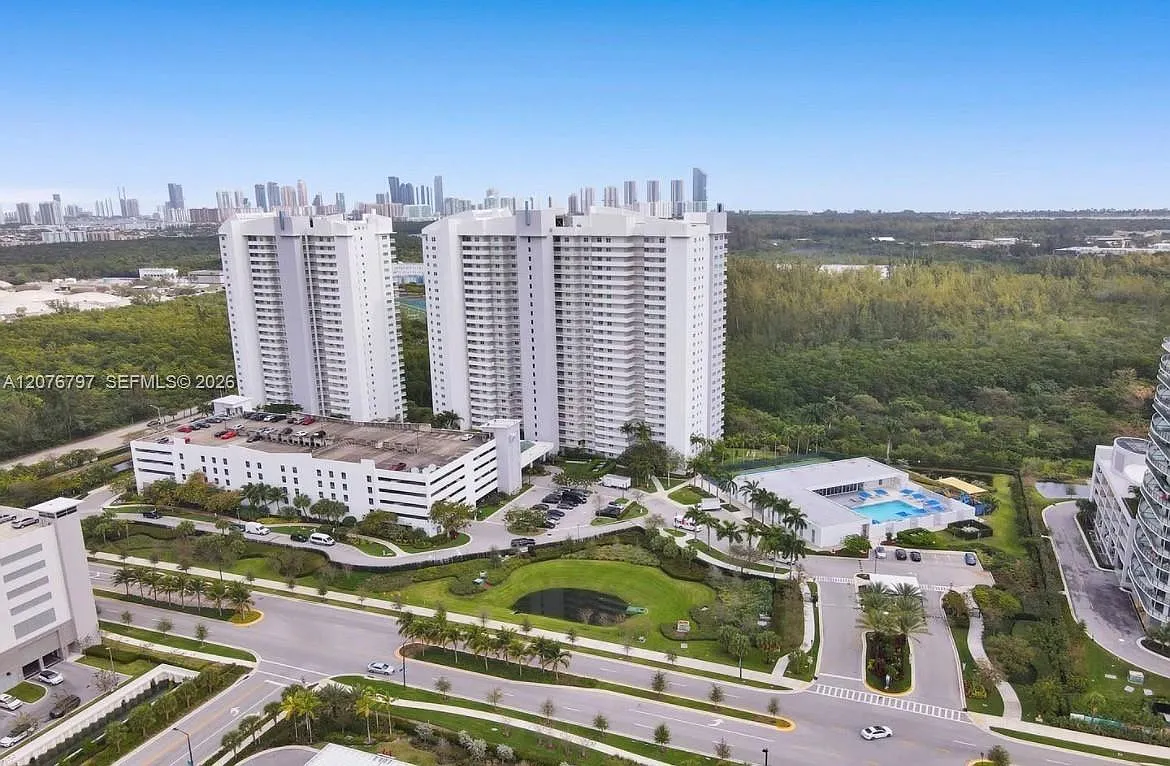 The Oaks I Condo — Photo 1
