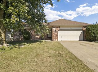 617 SE Hills Ct, Nixa, MO 65714