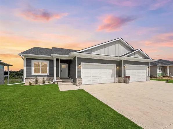 2930 Lake Hill Dr, Des Moines, IA 50320