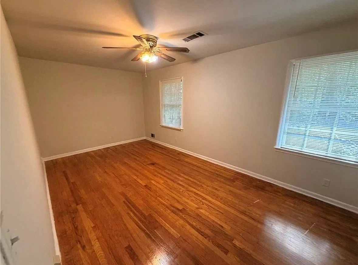 Spacious 4-Bedroom, 2.5-Bathroom Home — Photo 2