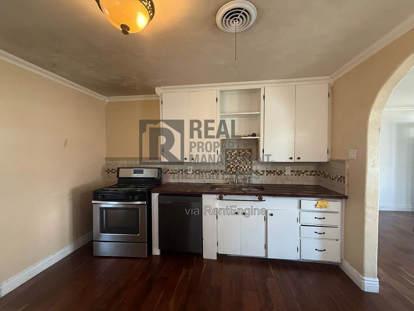 3 bed, 1.0 bath, 1074 sqft, $1,300 — Photo 2
