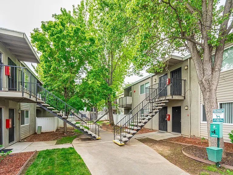 Gold Creek Apartments — Photo 9