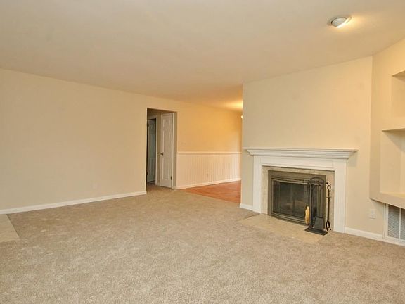 4th image of 906 Hawthorne Dr