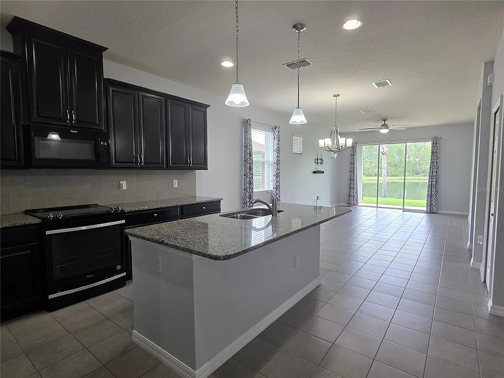 3 bed, 2.0 bath, 2046 sqft, $2,550 — Photo 2