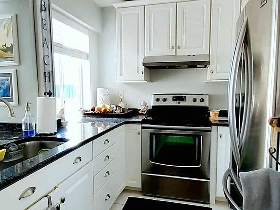 SPACIOUS KITCHEN w/ PANTRY