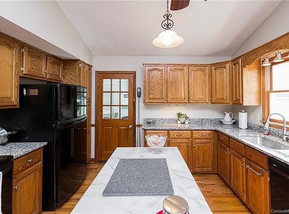 5th image of 144 Saint Martins Ln #20