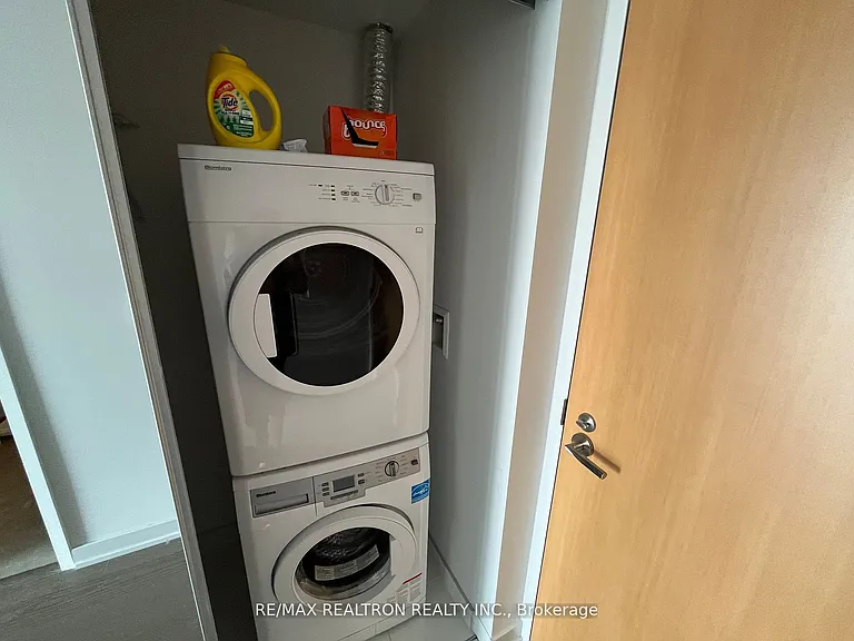 11 Wellesley St W #2712 — Photo 4