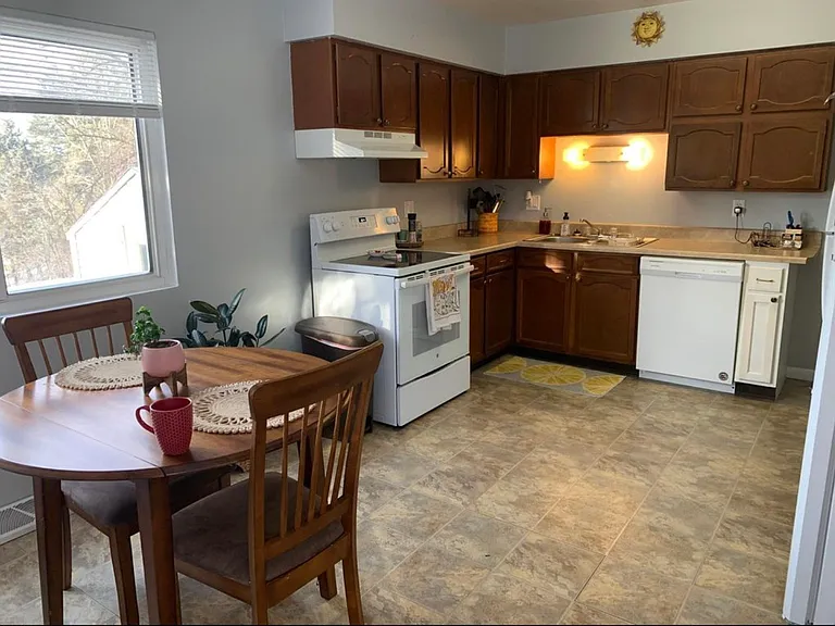 1170 Langworthy St — Photo 3