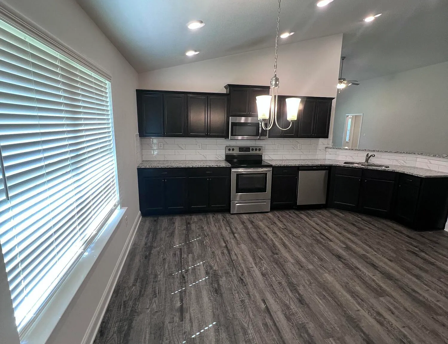 4 bed, 2.0 bath, 2218 sqft, $2,400 — Photo 3