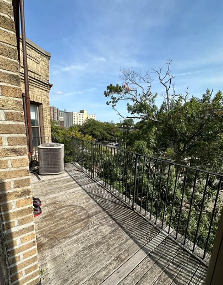 Bu Green Line Allston — Photo 2