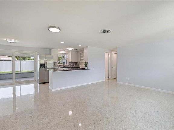 3rd image of 3485 ROSLYN ROAD