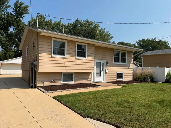 3130 N Lincoln Ave, Davenport, IA 52804