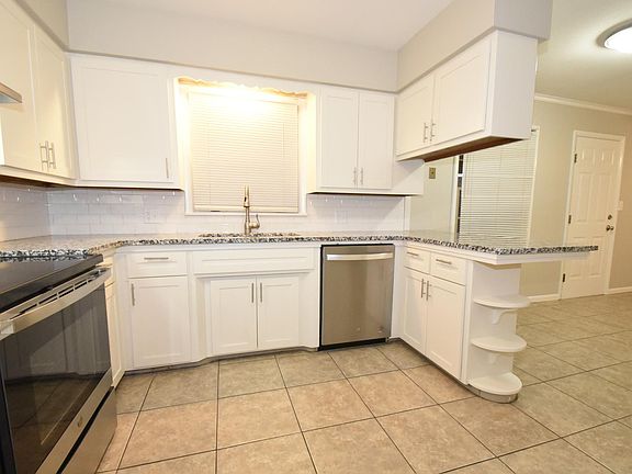 Kitchen. Granite countertops and new stainless appliances.