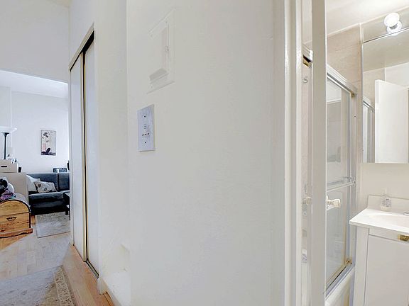 5th image of 123 Bank St APT 340