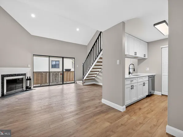 306 The Woods, Cherry Hill, NJ 08003