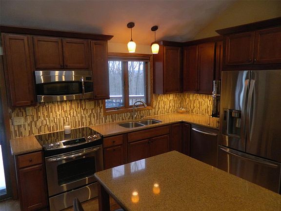 3rd image of 24 Oakridge Dr