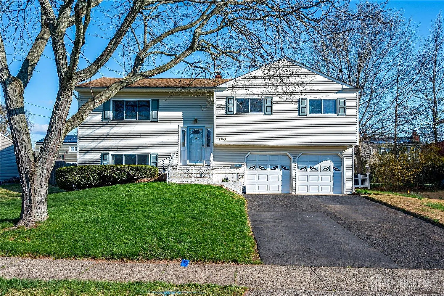 110 Benart Pl photo 1