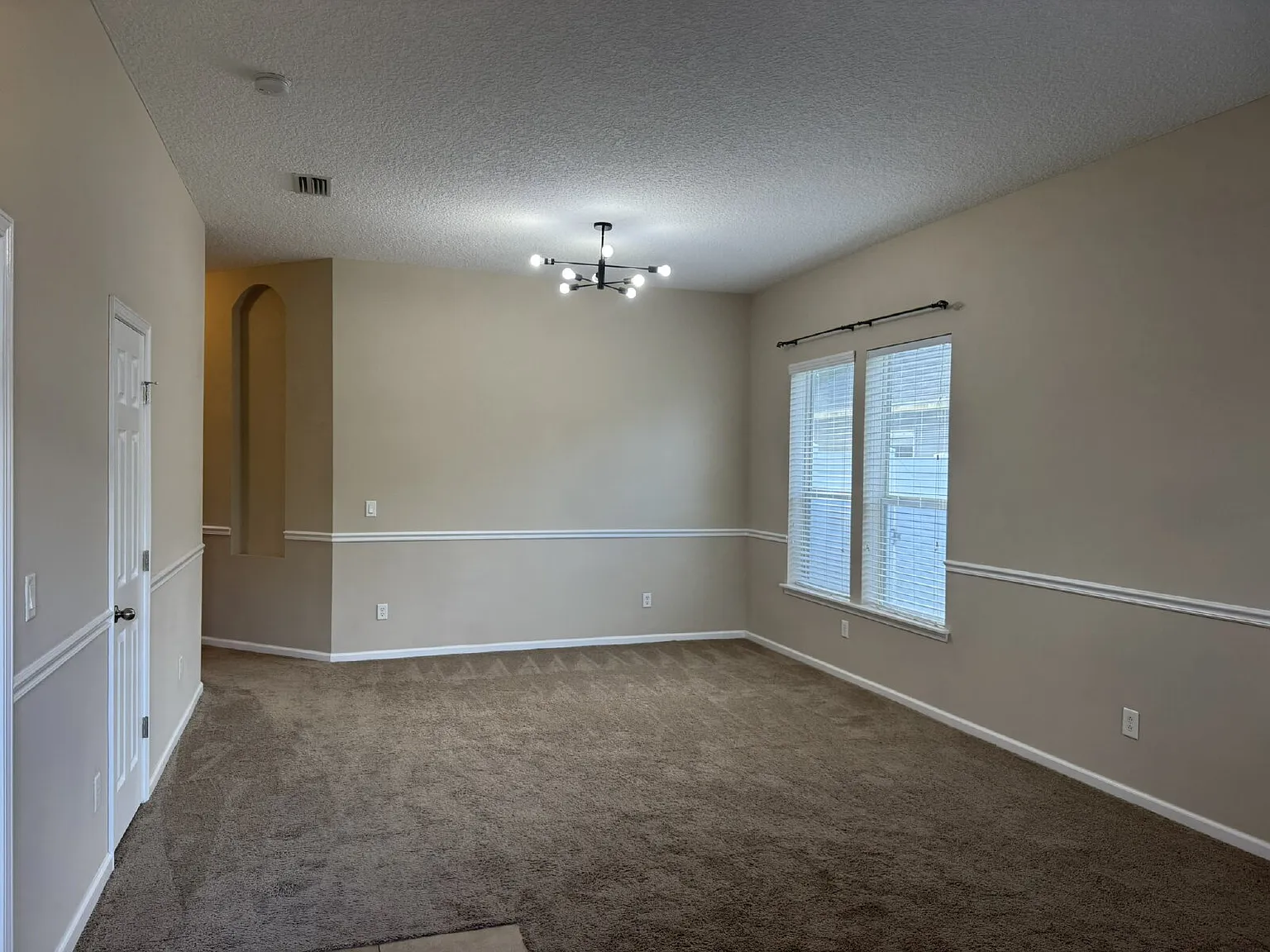 4 bed, 2.0 bath, 2304 sqft, $2,500 — Photo 3