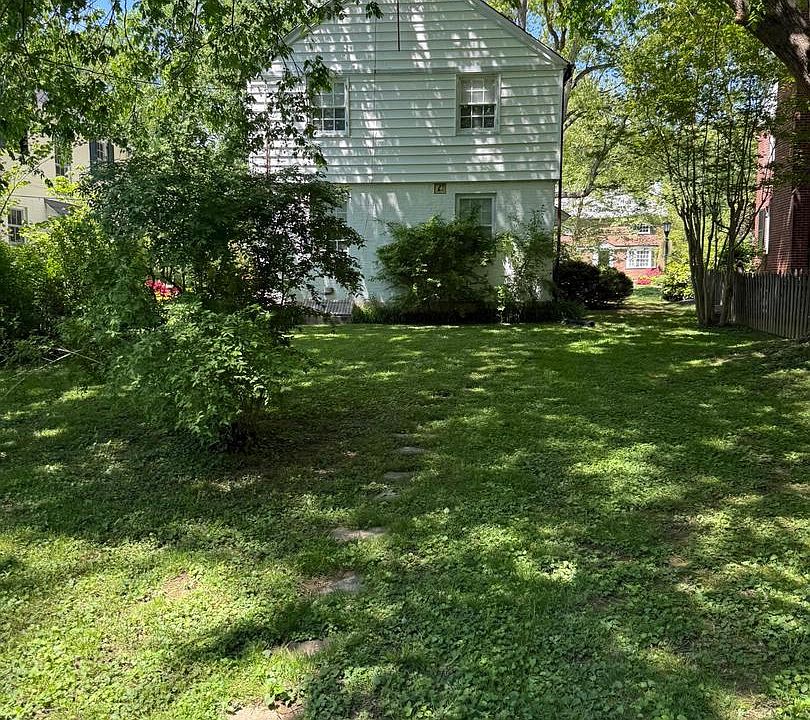 2nd image of 323 Broadmoor Rd