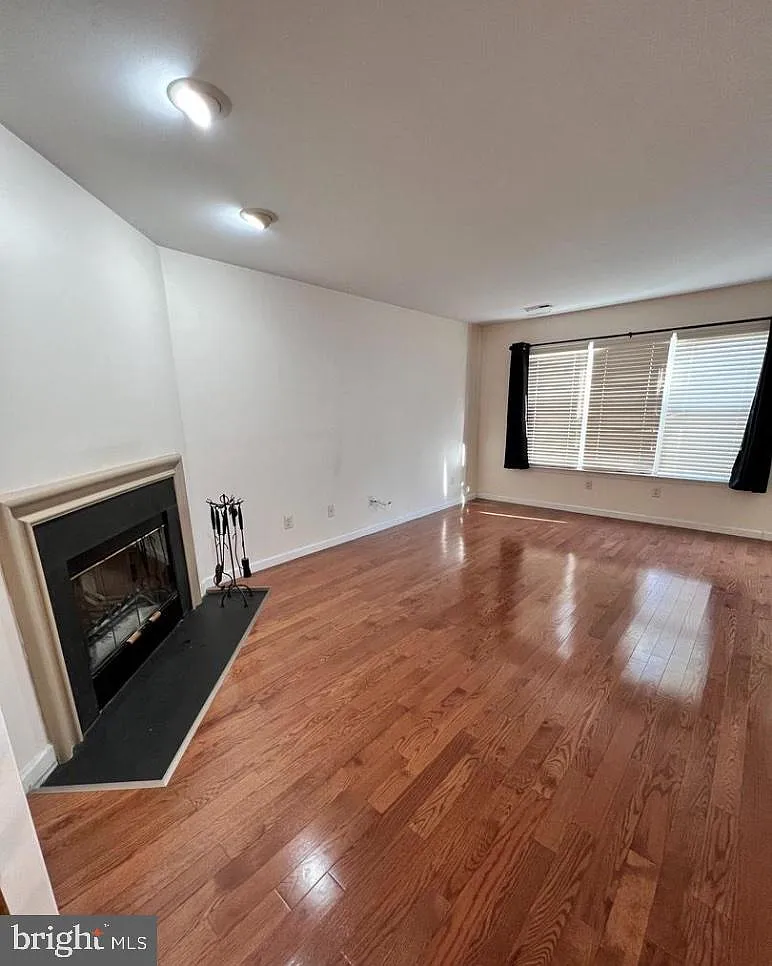 2 bed, 2.5 bath, 1300 sqft, $2,750 — Photo 2