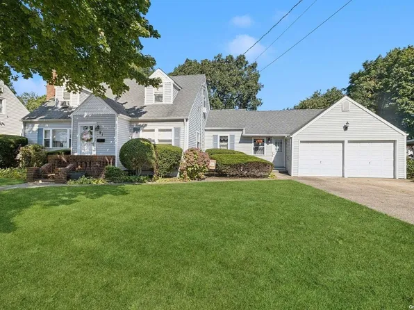 91 Laurel Road, Lindenhurst, NY 11757
