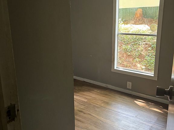 5th image of 121 Gloria Ln