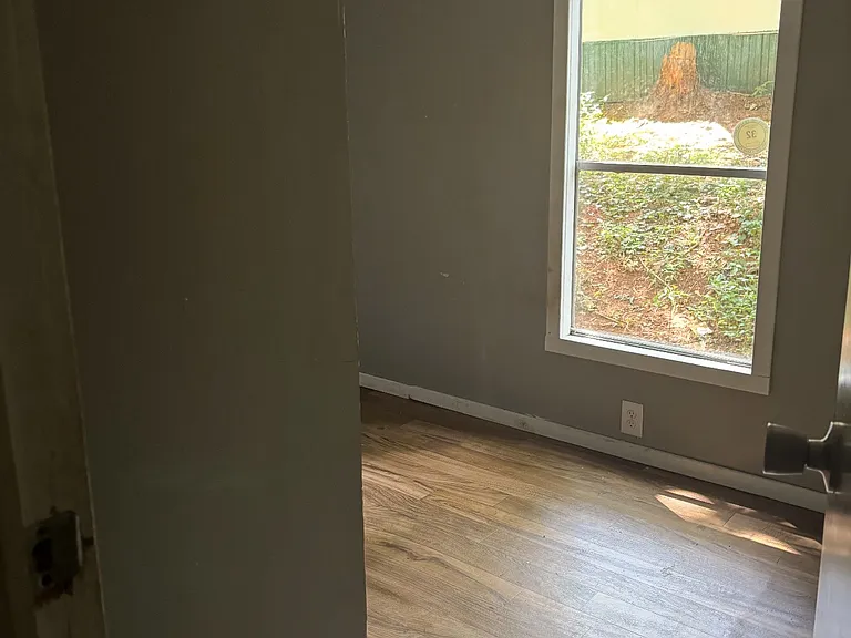121 Gloria Ln — Photo 5