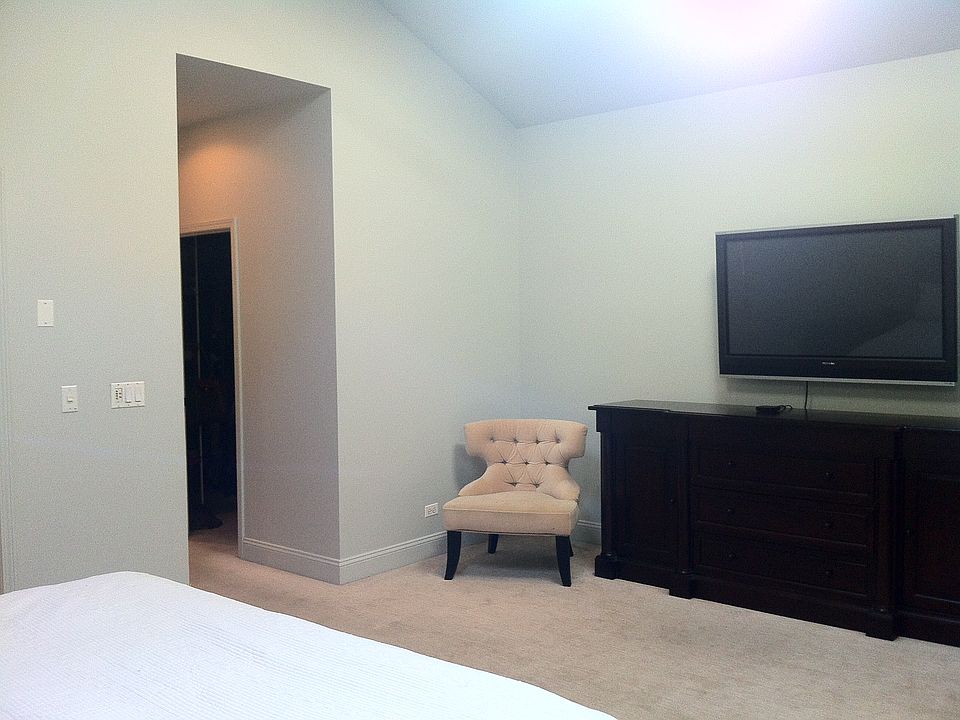 Master Bedrm to walk in closet view