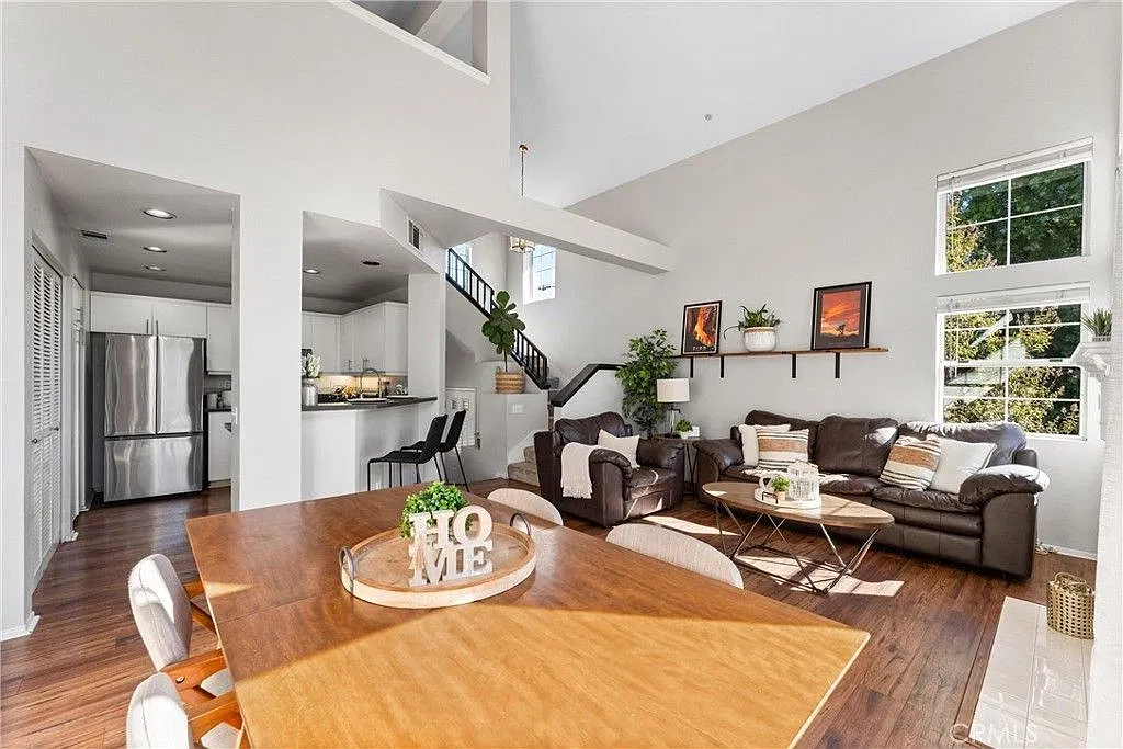 1 bed, 2.0 bath, 1007 sqft, $2,300 — Photo 2