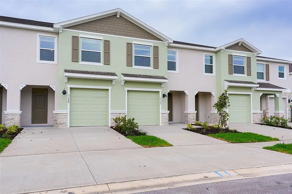 3 bed, 2.5 bath, 1673 sqft, $2,200 — Photo 2