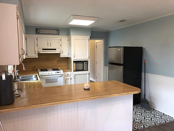 2nd image of 211 W James St