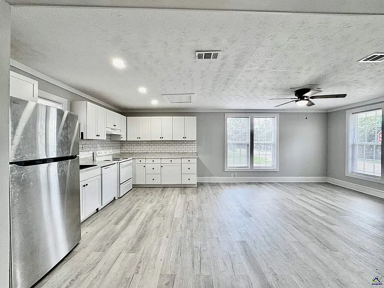 800 Ball St — Photo 9