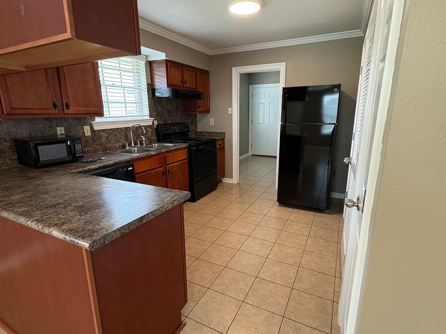 3 bed, $1,600 — Photo 4