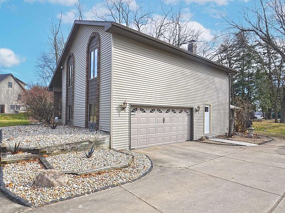 3rd image of 11044 River Oaks Ln E